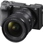 Lente Sony FE 20mm f/1.8 G El  Lente Sony FE 20mm f/1.8 G es un lente  principal elegante y de ojos amplios caracterizado  por su portabilidad, diseño óptico avanzado y manejo intuitivo. El diseño óptico incorpora un par de elementos asféricos y tres elementos de dispersión extra baja para reducir en gran medida una variedad de aberraciones y distorsiones. También se ha aplicado un recubrimiento Nano AR para reducir aún más los reflejos y los destellos de la superficie para mejorar el contraste cuando se trabaja en condiciones de luz brillante y retroiluminada. En beneficio de la óptica, este  lente también tiene un sistema dual XD Linear Motor que es rápido y silencioso, y también brinda un control más sensible para la operación de enfoque manual.