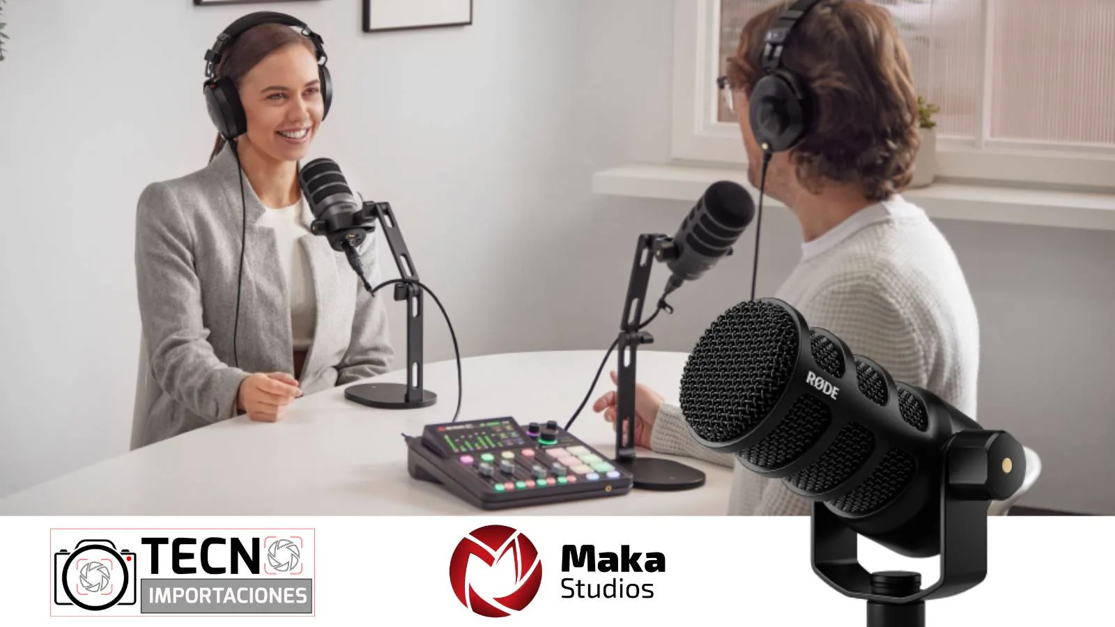 Estudio profesional para grabación de podcast y videopodcast en Medellín con cámaras, iluminación y tratamiento acústico.