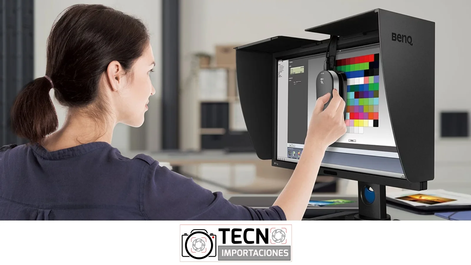 Calibración de un monitor profesional con colorímetro apoyado sobre el panel
